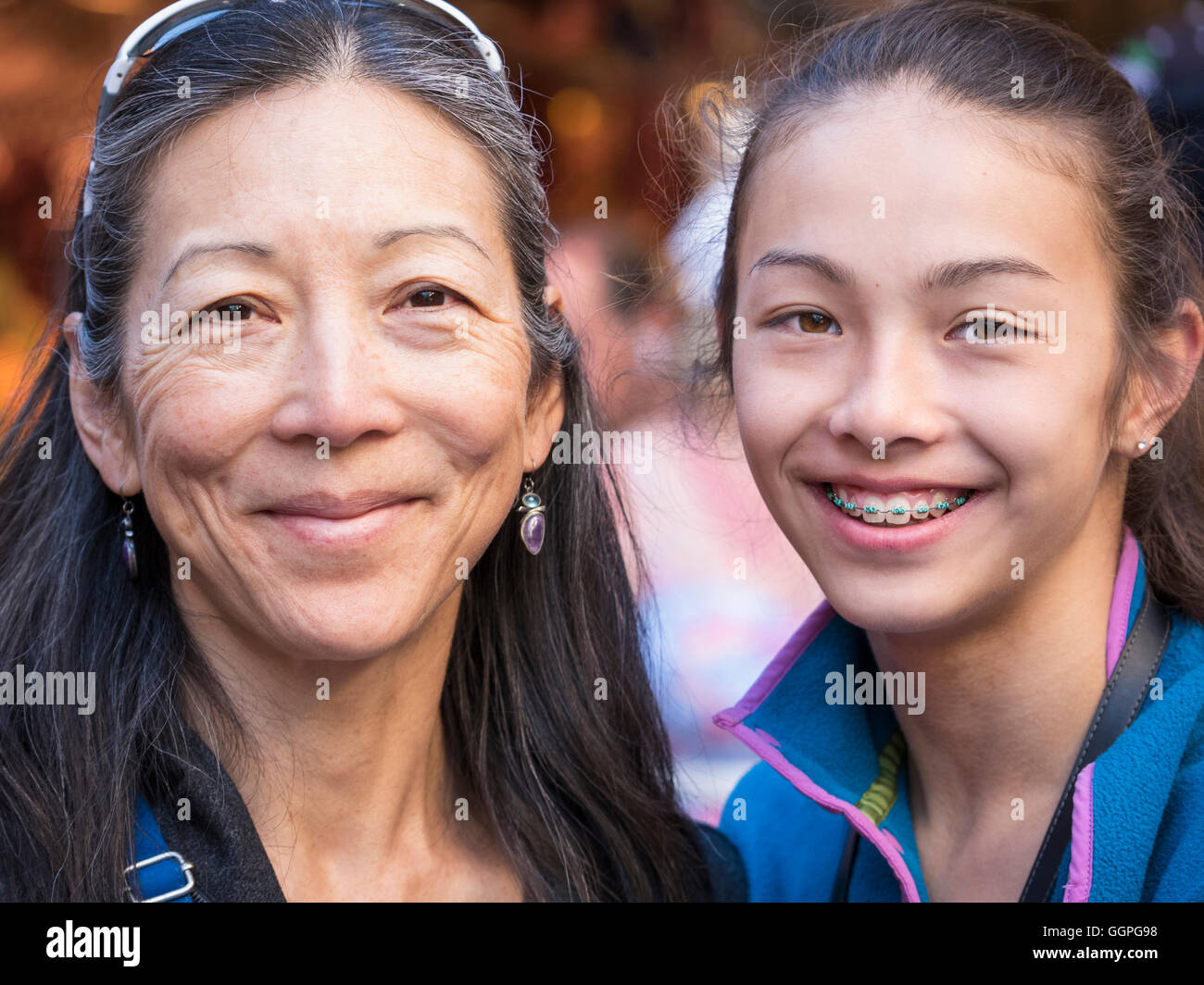 Close up di sorridere Asian madre e figlia Foto Stock