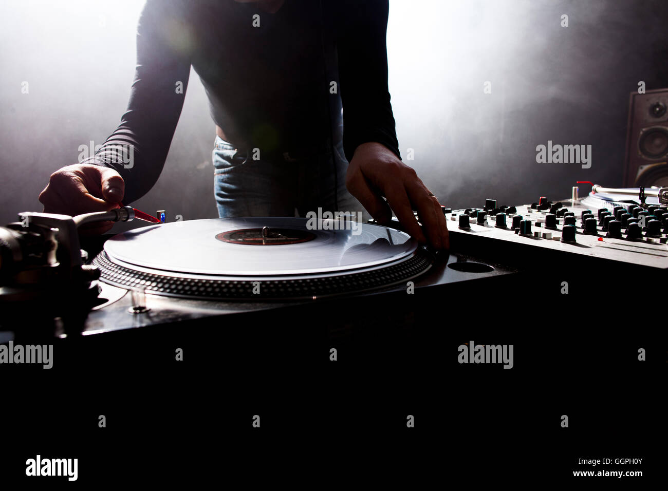 Caucasian disc jockey di riproduzione di musica in discoteca Foto Stock