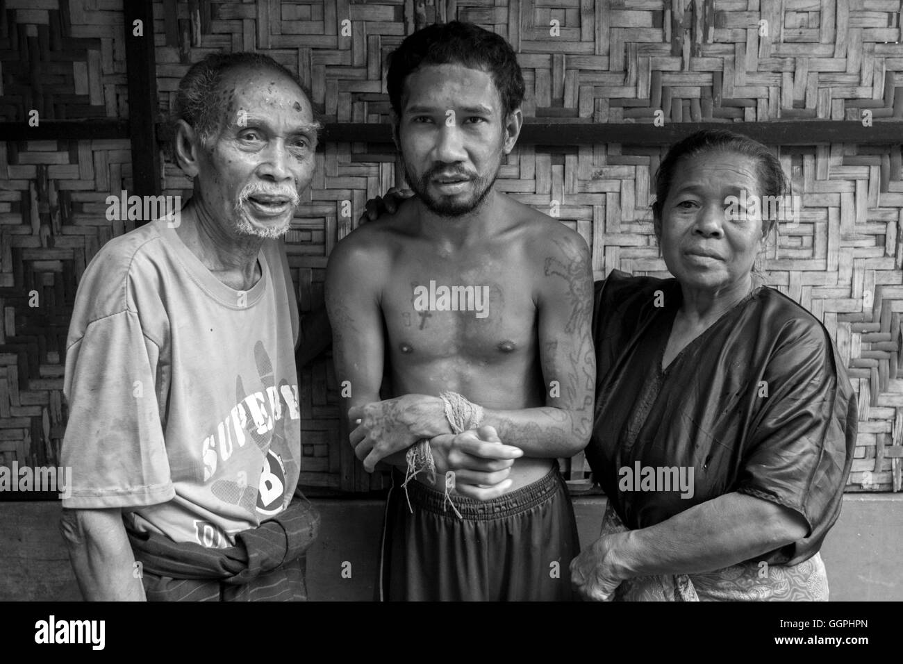 Hengki Ignasius Sesara, 35 soffre di malattia mentale. La sua famiglia, padre Hendrikus Mosa, 85 anni e madre, Monika Tepi, 60 anni, legato dopo che ha cominciato a battere i suoi genitori e vicini di casa. Secondo Human Rights Watch ci sono almeno 18.800 persone attualmente ammanettato in Indonesia a causa di malattia mentale. I membri della famiglia dire parenti sono ammanettati o incatenato fino a impedire loro di nuocere a se stessi. Inoltre, è spesso il caso che le persone che vivono nelle zone rurali non hanno le strutture o sapere come cura per i malati di mente. Foto Stock