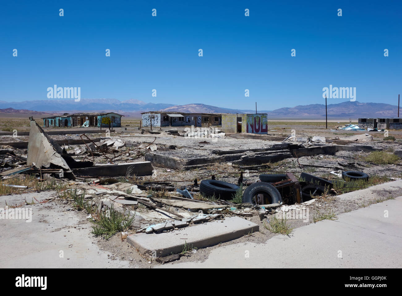 Costruzioni abbandonate lungo la strada in regione desertica. Stati Uniti d'America Foto Stock