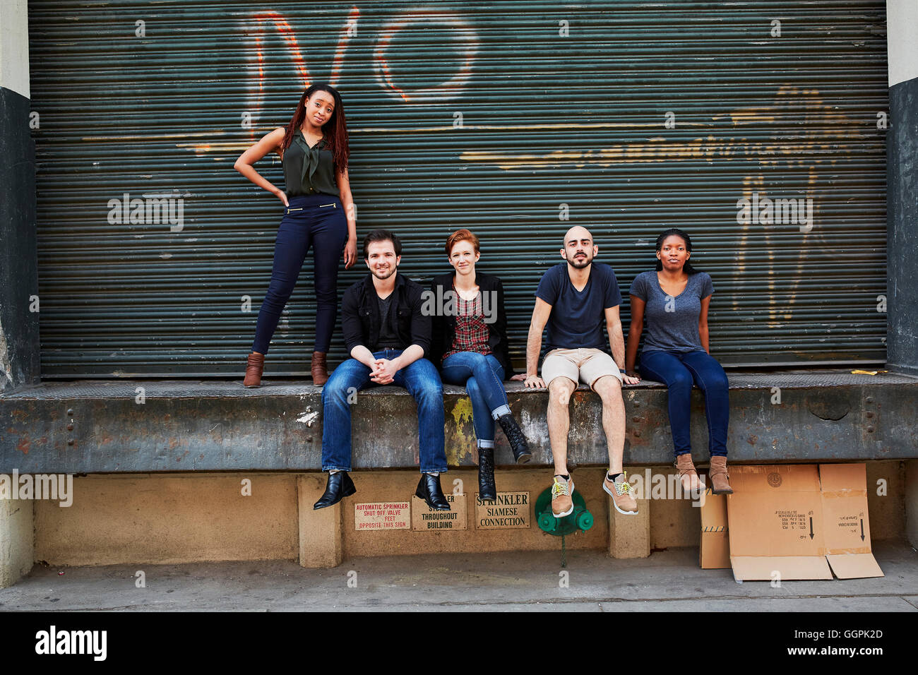 Amici in posa sulla banchina di carico Foto Stock