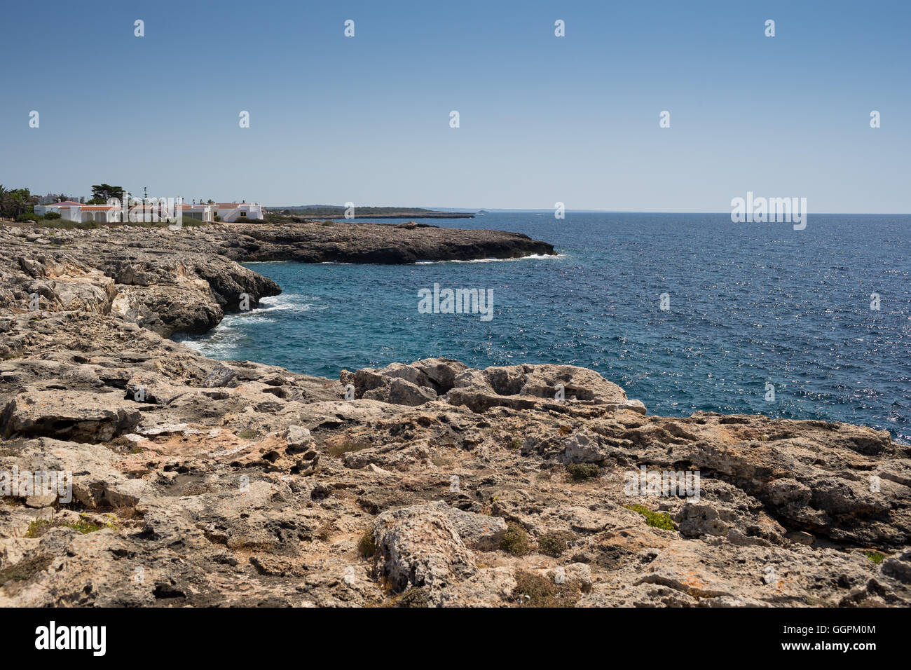 Sponde rocciose lungo il mare mediterraneo Foto Stock