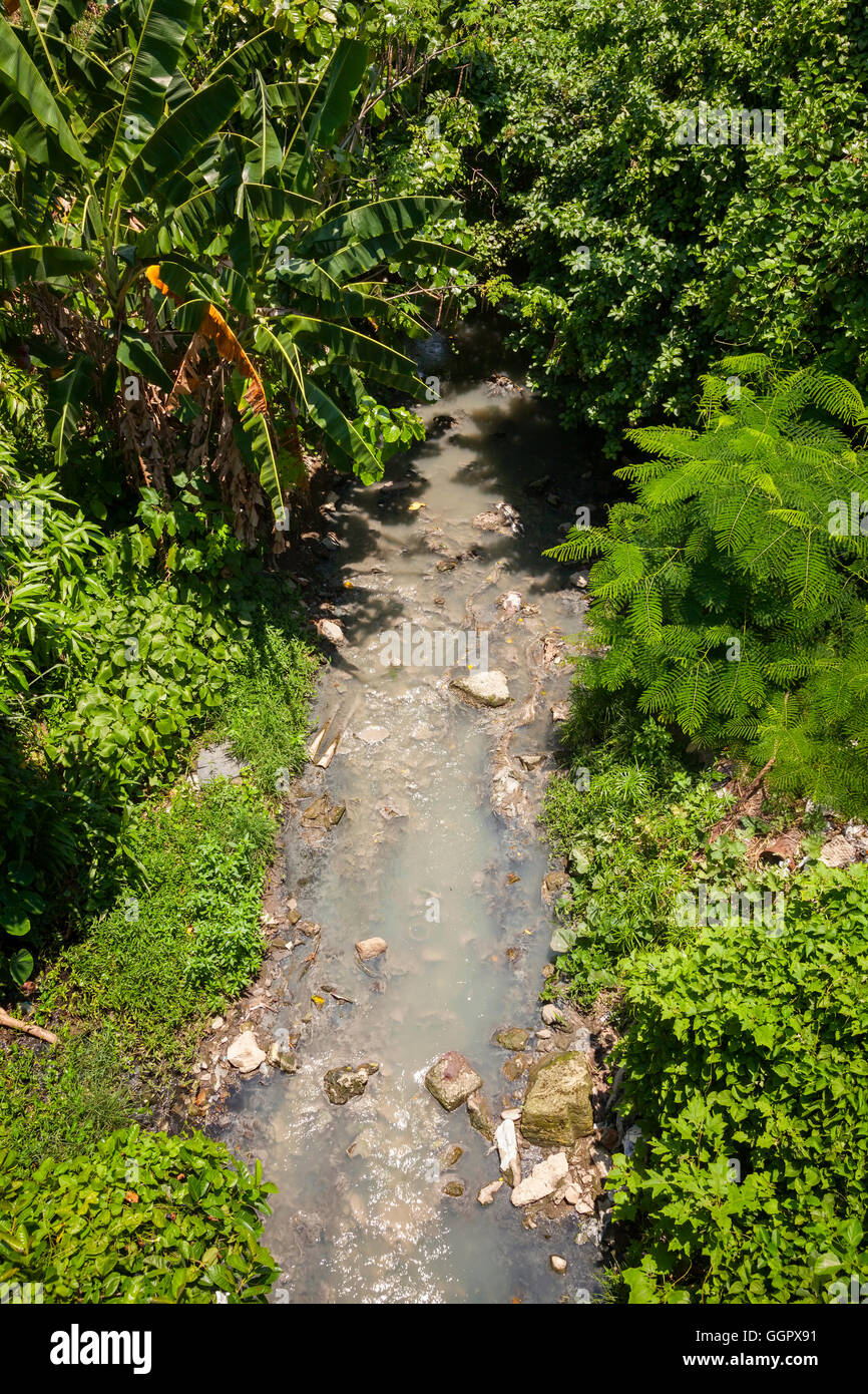 Un fiume inquinato da acqua nera (liquami) in Regla, Havana, Cuba. Foto Stock