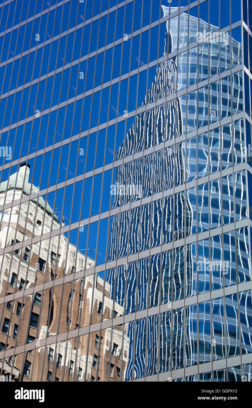 Riflessioni di storici e moderni grattacieli del centro di Vancouver (British Columbia, Canada). Foto Stock