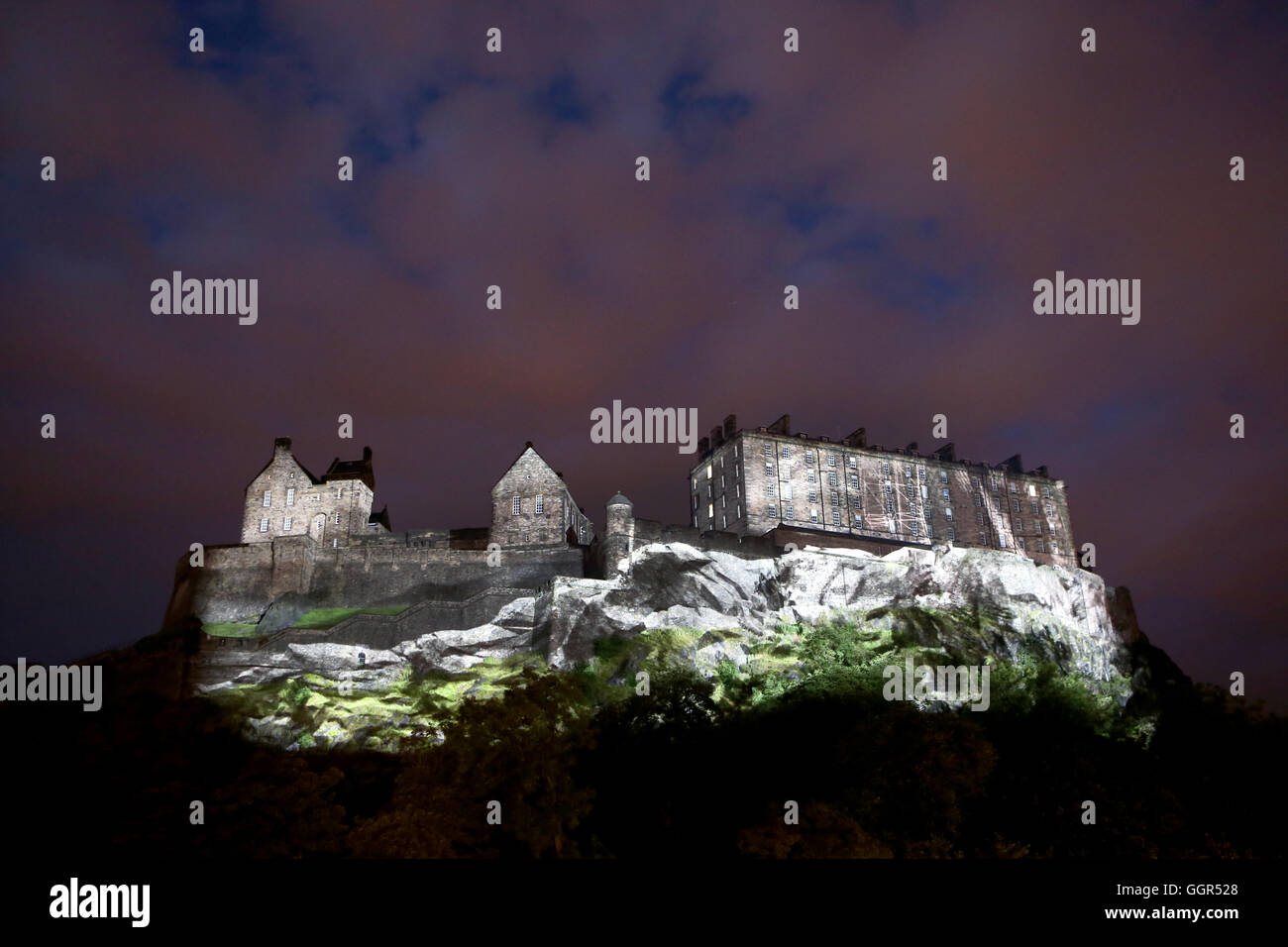 Una serie di animate digitalmente le proiezioni si svolgono attraverso la facciata occidentale del castello di Edimburgo durante un photocall di vita standard di apertura dell'evento: tempo di profondo, a Castle Terrace, Edimburgo, Scozia. Foto Stock