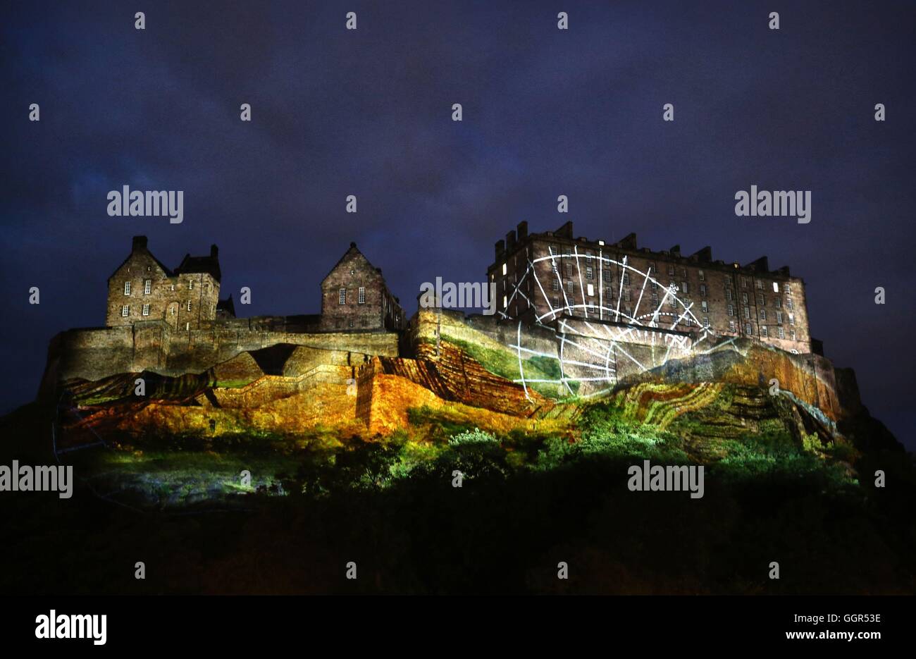 Una serie di animate digitalmente le proiezioni si svolgono attraverso la facciata occidentale del castello di Edimburgo durante un photocall di vita standard di apertura dell'evento: tempo di profondo, a Castle Terrace, Edimburgo, Scozia. Foto Stock