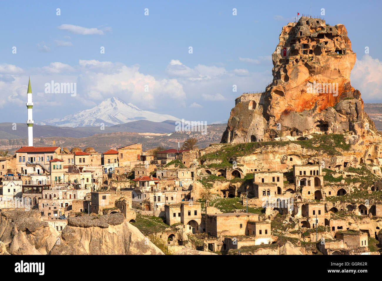 Città Ortahisar in Cappadocia con il vulcano estinto Erciyes in background. Foto Stock