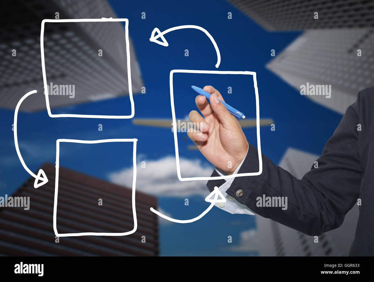 Mano di imprenditore di grafica di disegno a simboli forme geometriche grafico per le informazioni di input concetto di profitto degli investimenti in busin Foto Stock