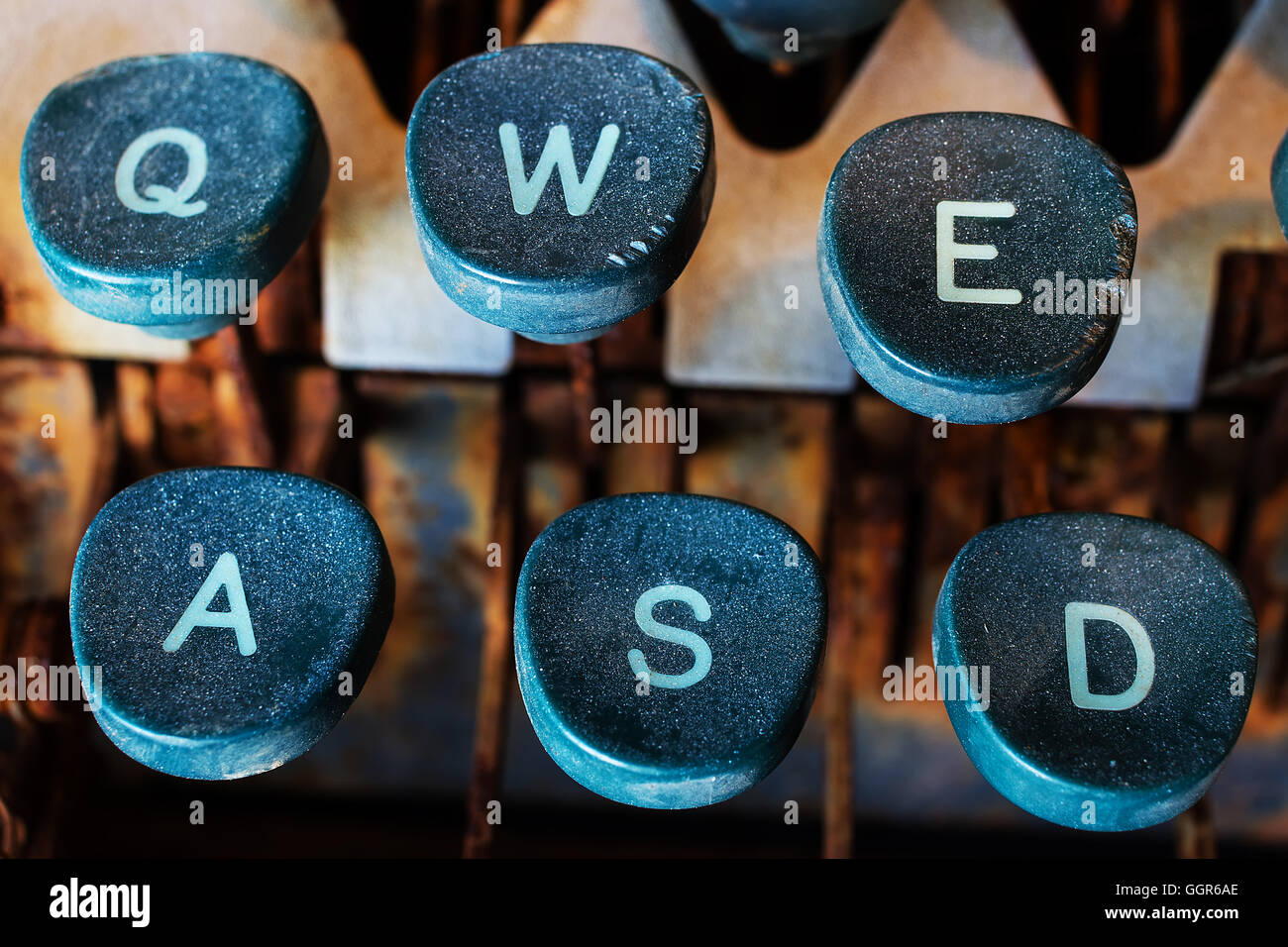 Nastri inchiostratori per macchine da scrivere i tasti vicini. Dettaglio della tastiera di un computer vintage Rusty i nastri inchiostratori per macchine da scrivere. I pulsanti di una macchina da scrivere. Foto Stock