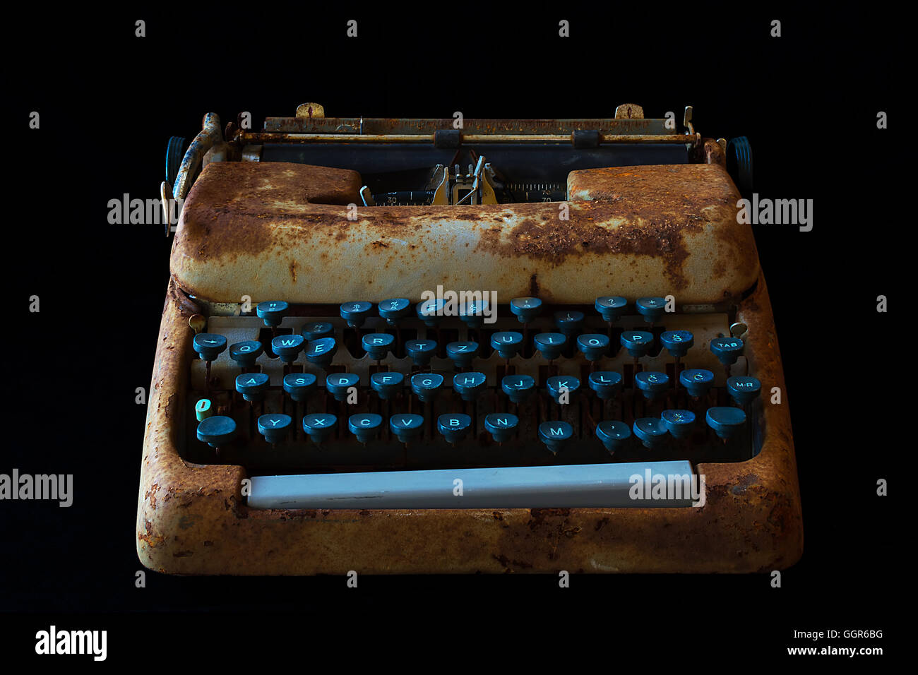 Nastri inchiostratori per macchine da scrivere, in attesa di ispirazione. Vintage arrugginito macchina macchina da scrivere. Nastri inchiostratori per macchine da scrivere isolati su sfondo nero. Foto Stock