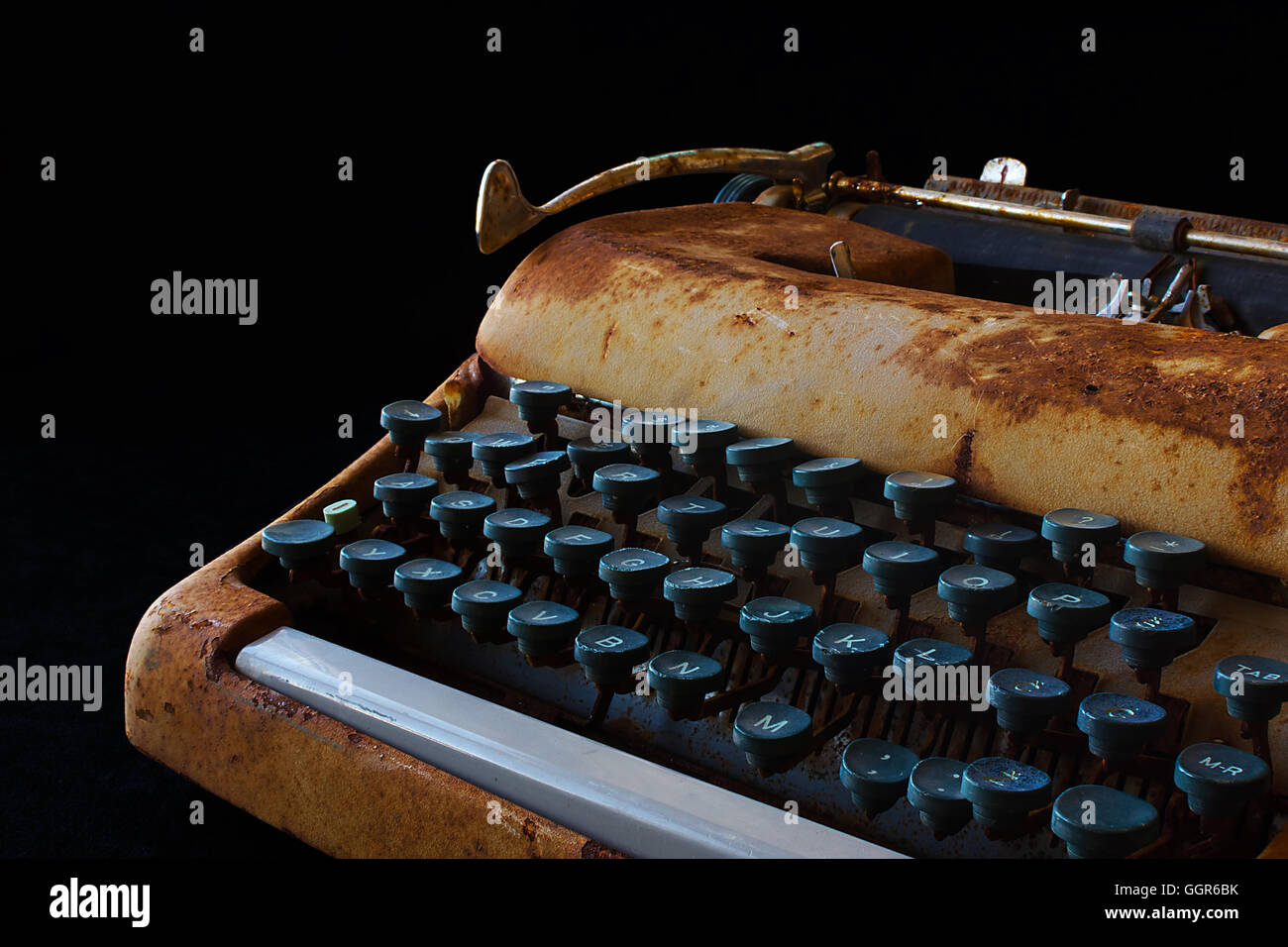 Nastri inchiostratori per macchine da scrivere, in attesa di ispirazione. Vintage arrugginito macchina macchina da scrivere. Nastri inchiostratori per macchine da scrivere Close Up isolati su sfondo nero. Foto Stock