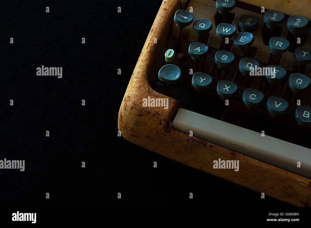 Nastri inchiostratori per macchine da scrivere, in attesa di ispirazione. Vintage arrugginito macchina macchina da scrivere. Nastri inchiostratori per macchine da scrivere Close Up isolati su sfondo nero. Foto Stock