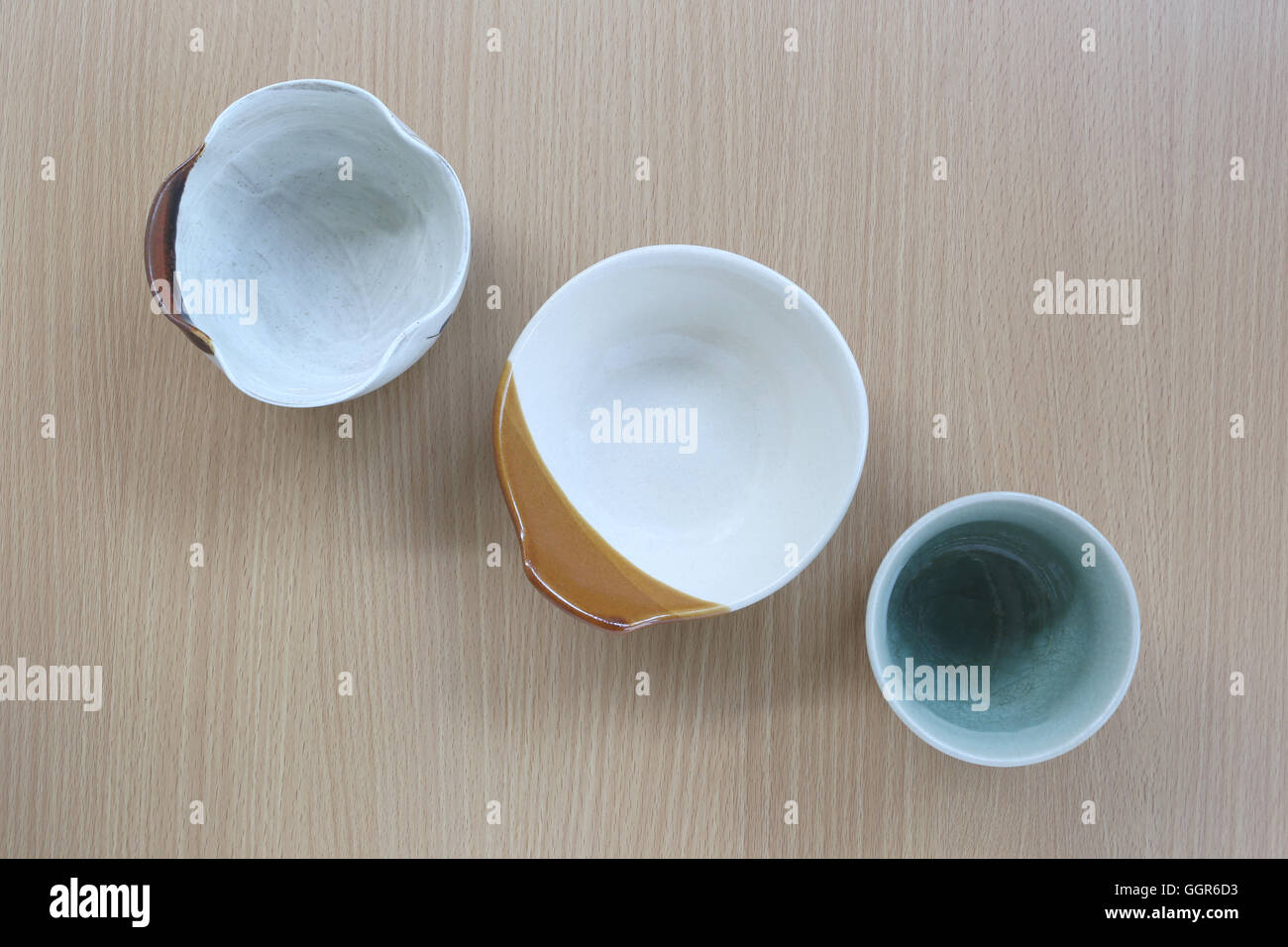 Coppa del cibo in vista dall'alto su uno sfondo di legno per il design concept food. Foto Stock
