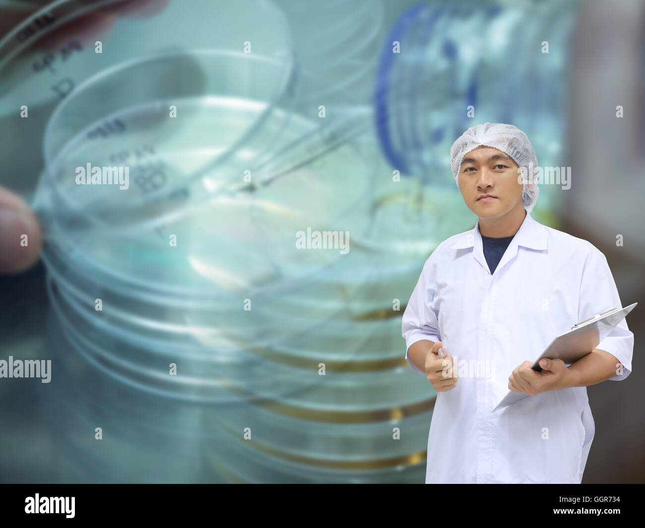 Un uomo in bianco grande mano uniforme e Petri in plastica di prova o Petrie piatto di sfondo per il concept design di qualità Bus di controllo Foto Stock