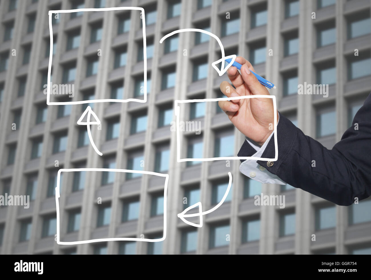 Mano di imprenditore di grafica di disegno a simboli forme geometriche grafico per le informazioni di input concetto di profitto degli investimenti in busin Foto Stock