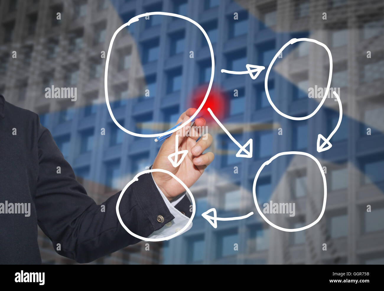 Mano di imprenditore di grafica di disegno a simboli forme geometriche grafico per le informazioni di input concetto di profitto degli investimenti in busin Foto Stock