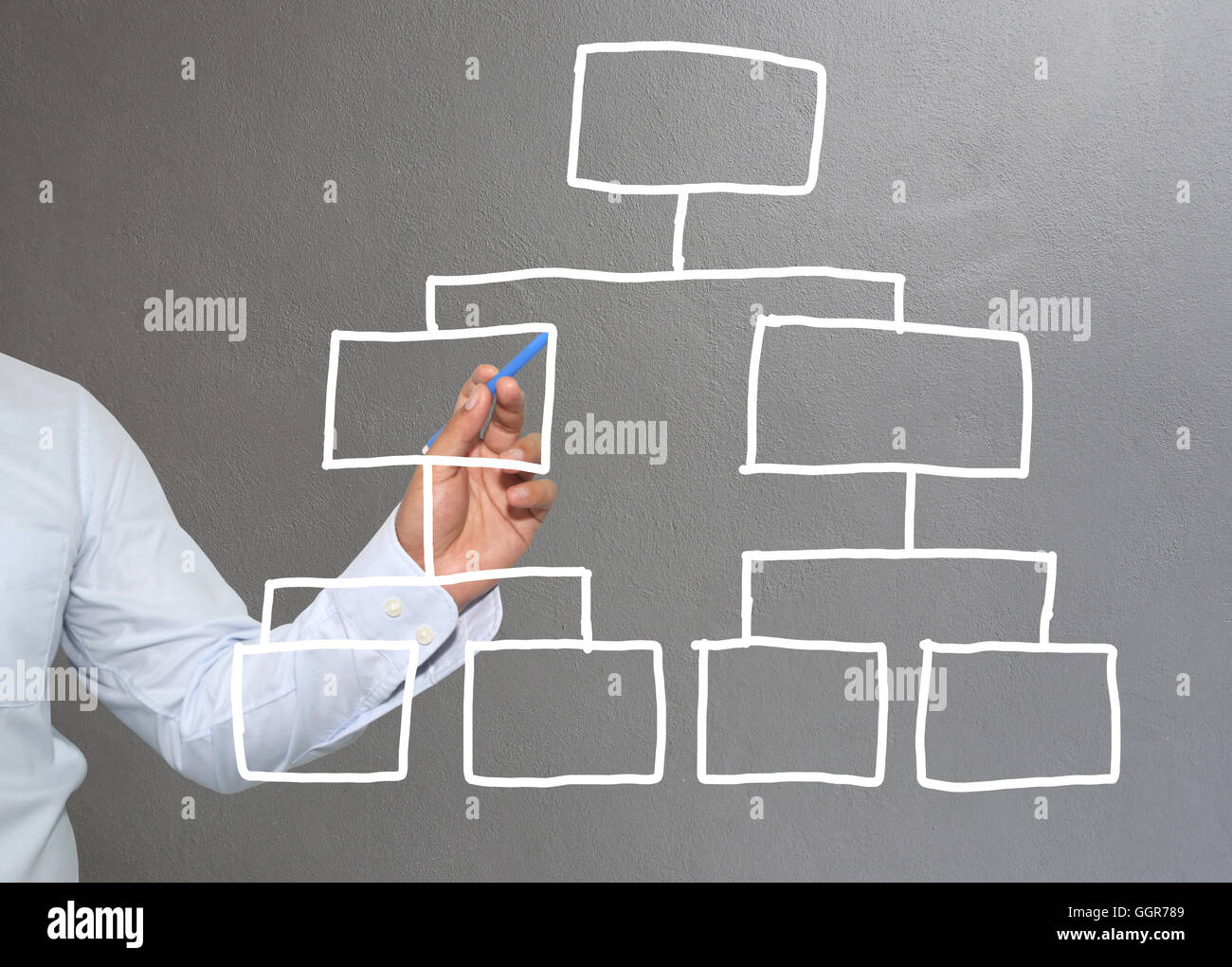 Mano di imprenditore di grafica di disegno a simboli forme geometriche grafico per le informazioni di input concetto di profitto degli investimenti in busin Foto Stock