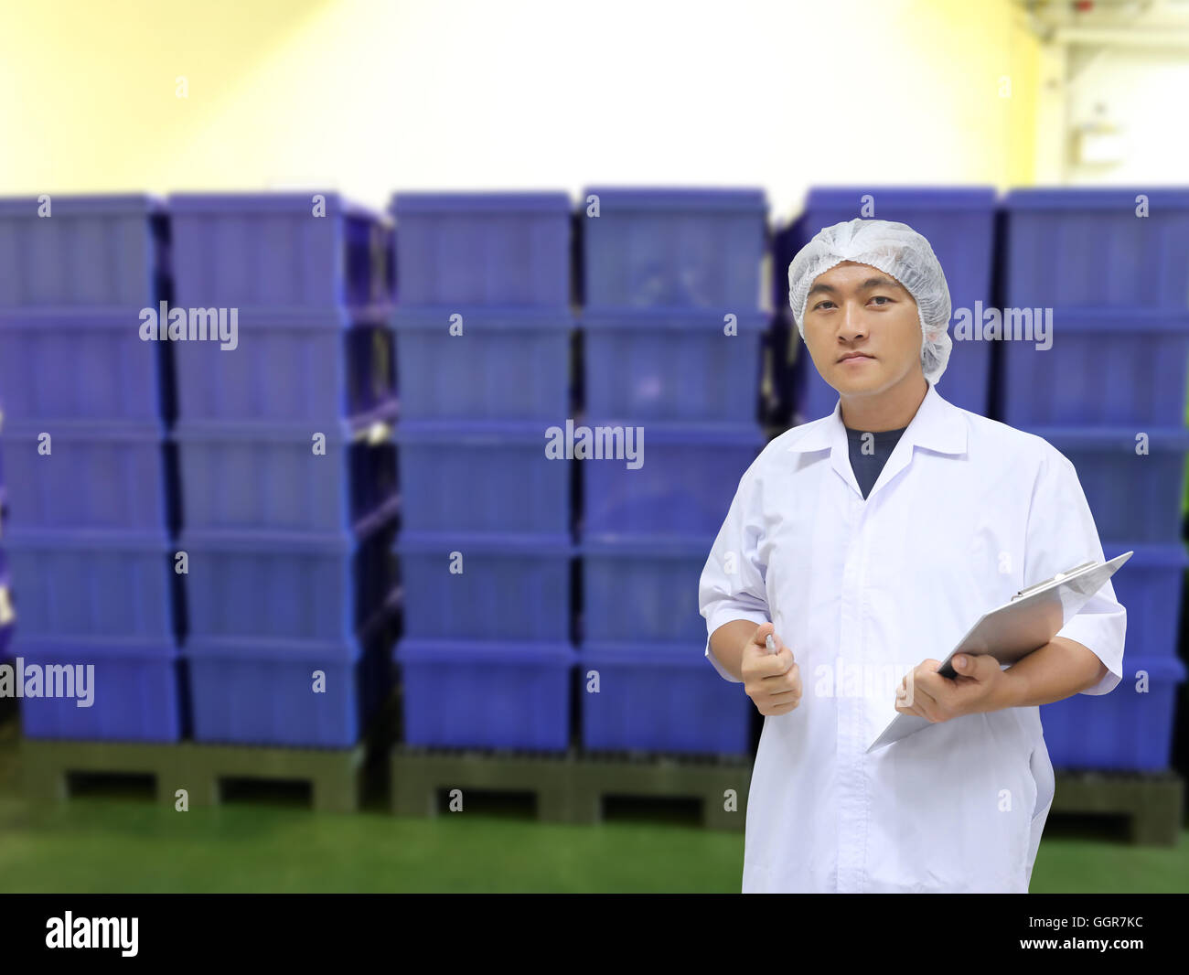 Un uomo in bianco grande mano uniforme in plastica e scatola contenitore di sfondo per il concept design di ispezione della qualità aziendale. Foto Stock