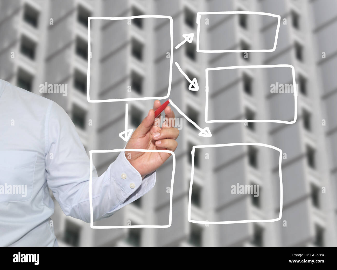 Mano di imprenditore di grafica di disegno a simboli forme geometriche grafico per le informazioni di input concetto di profitto degli investimenti in busin Foto Stock