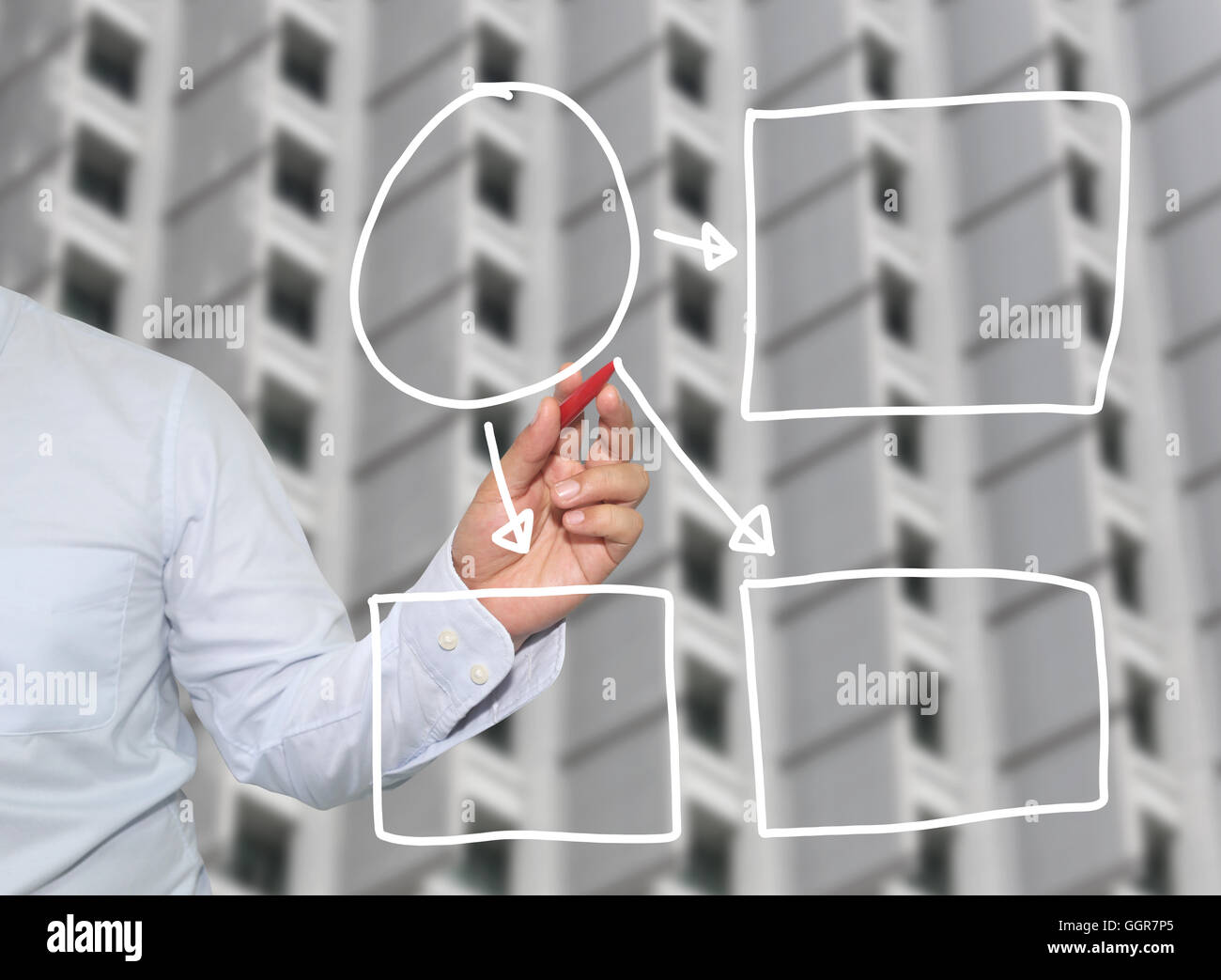 Mano di imprenditore di grafica di disegno a simboli forme geometriche grafico per le informazioni di input concetto di profitto degli investimenti in busin Foto Stock