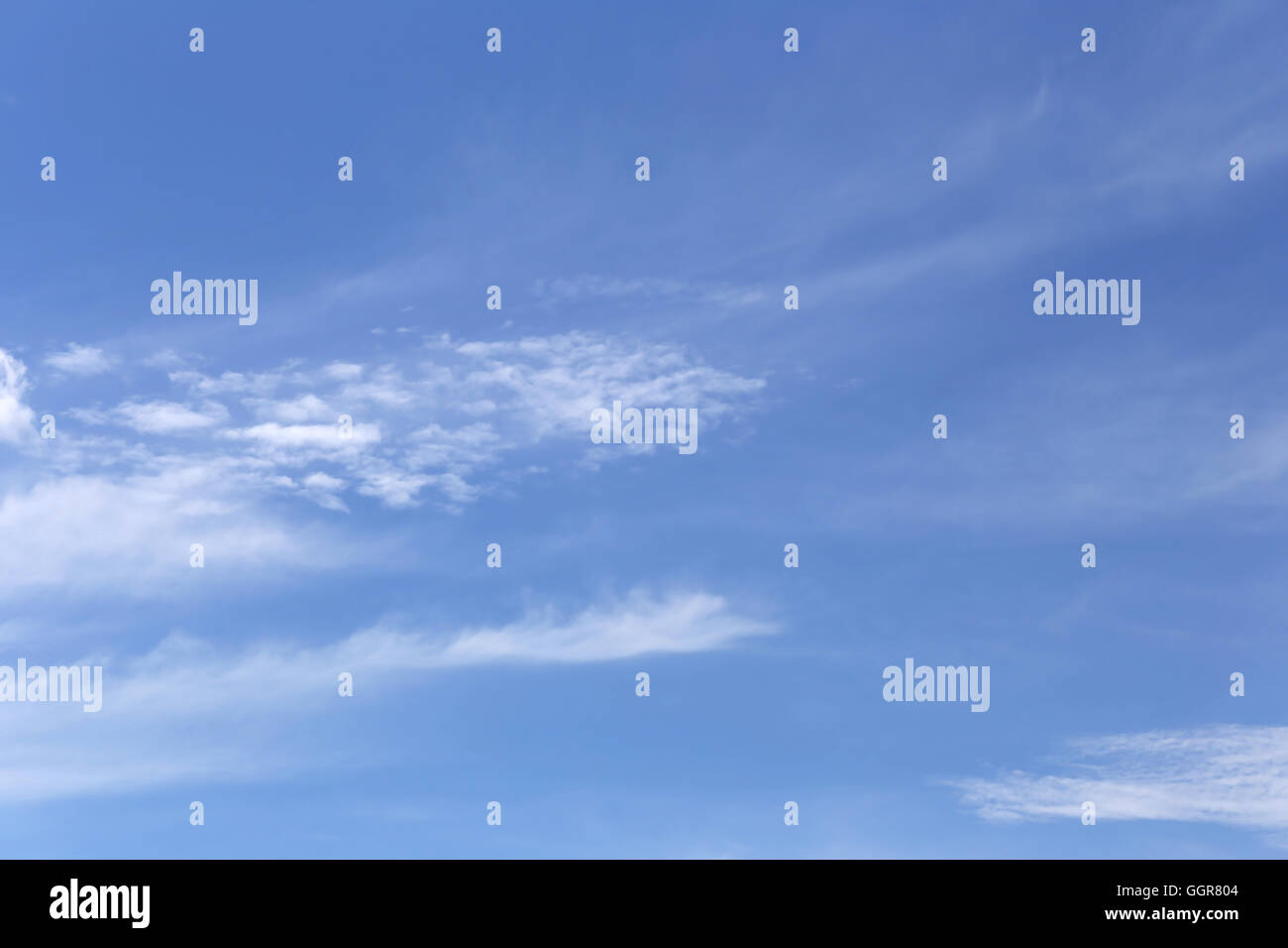 Nubi sul cielo blu nelle ore diurne di Alta Vista. Foto Stock