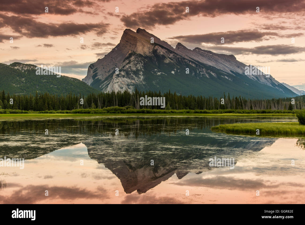 Vista al tramonto del Mount Rundle e vermiglio laghi, il Parco Nazionale di Banff, Alberta, Canada Foto Stock