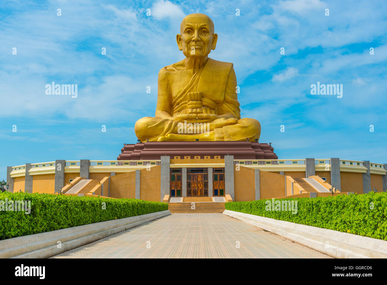 La grande statua di Luang Phor Thuad in Ang Thong, Thailandia.(monaco buddista) Foto Stock