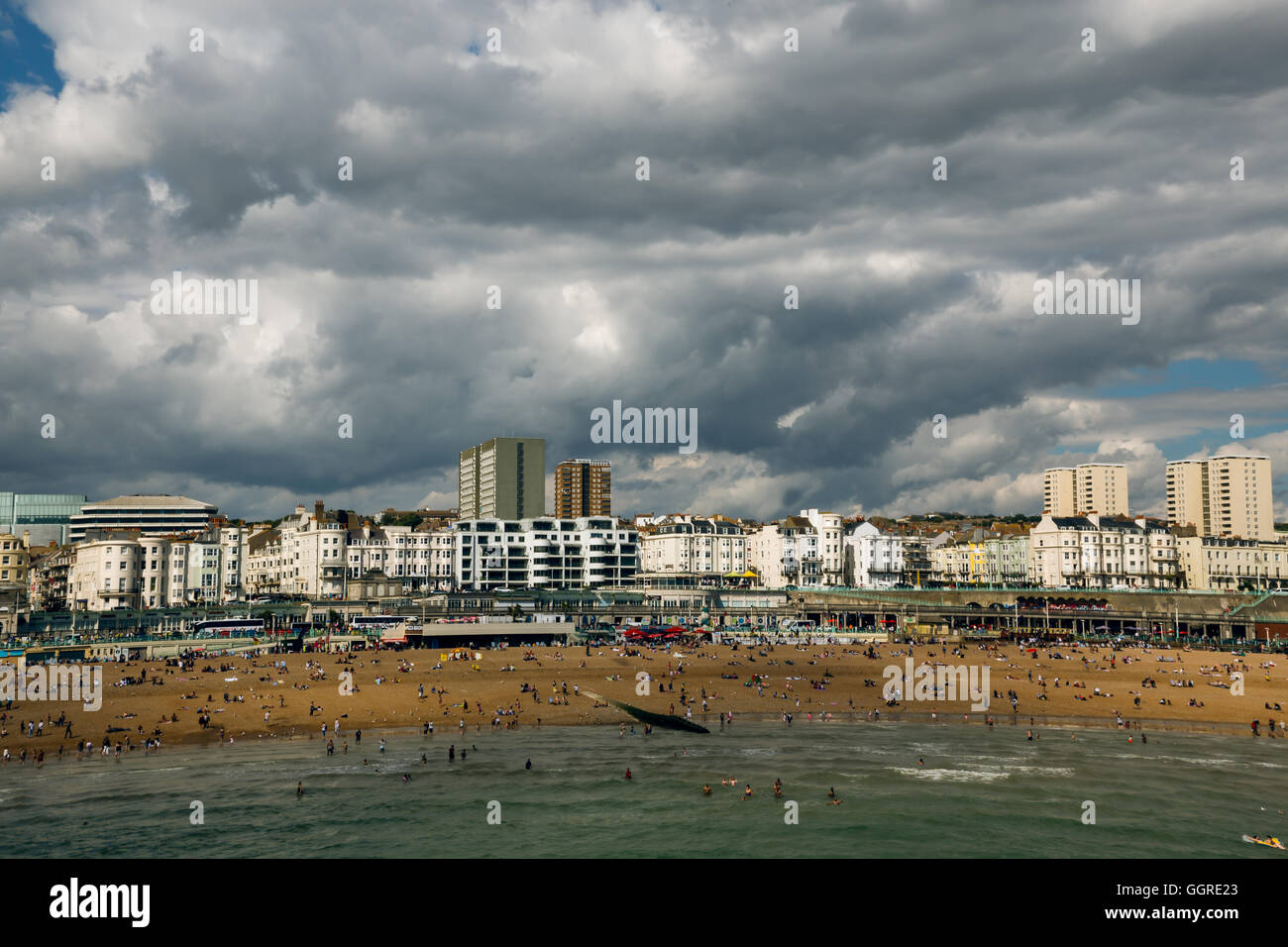 Le dense nubi sulla spiaggia di Brighton, inglese estate! Foto Stock