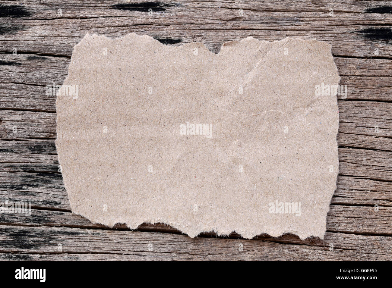 Vecchia carta marrone del rettangolo su uno sfondo di legno e copiare lo spazio per il testo di input. Foto Stock