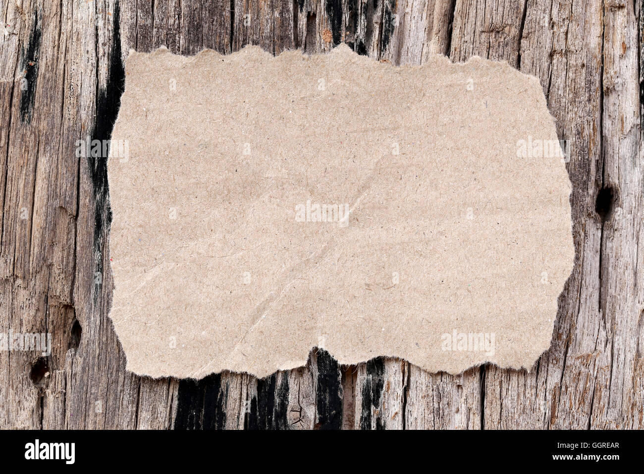Vecchia carta marrone del rettangolo su uno sfondo di legno e copiare lo spazio per il testo di input. Foto Stock
