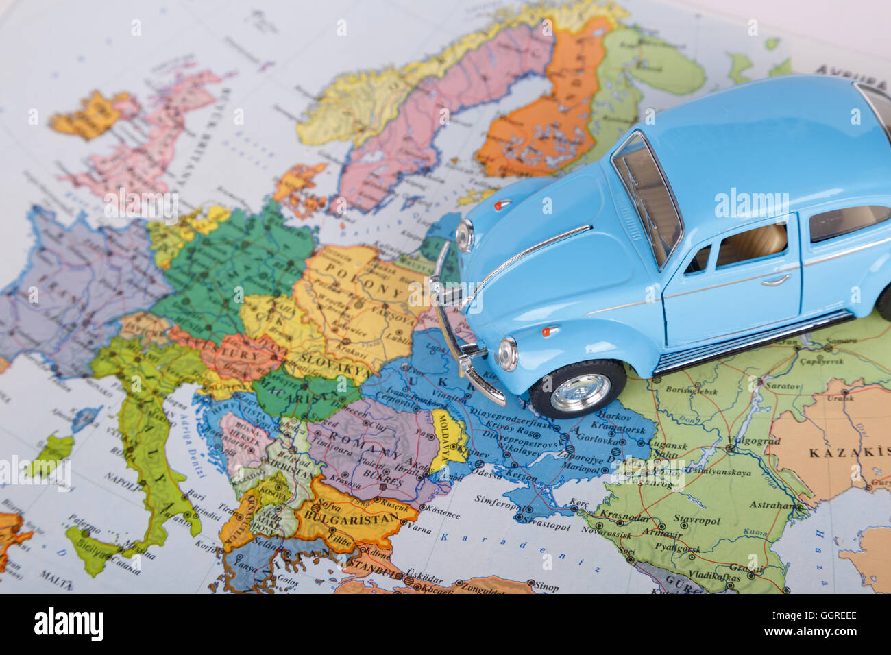 Blu auto giocattolo a sfilacciare mappa del mondo. Foto Stock