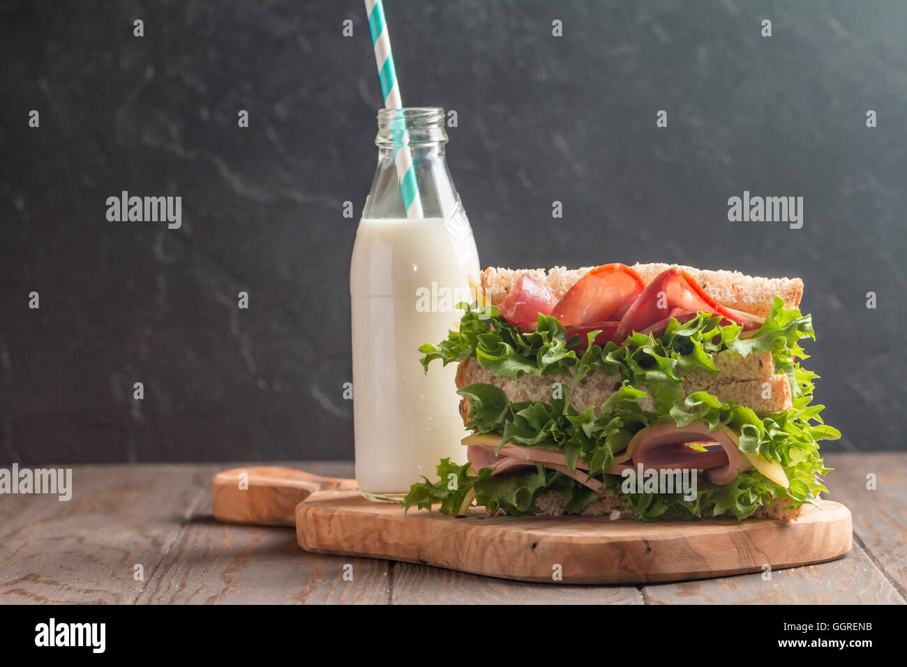 Club sandwich su un tavolo rustico Foto Stock