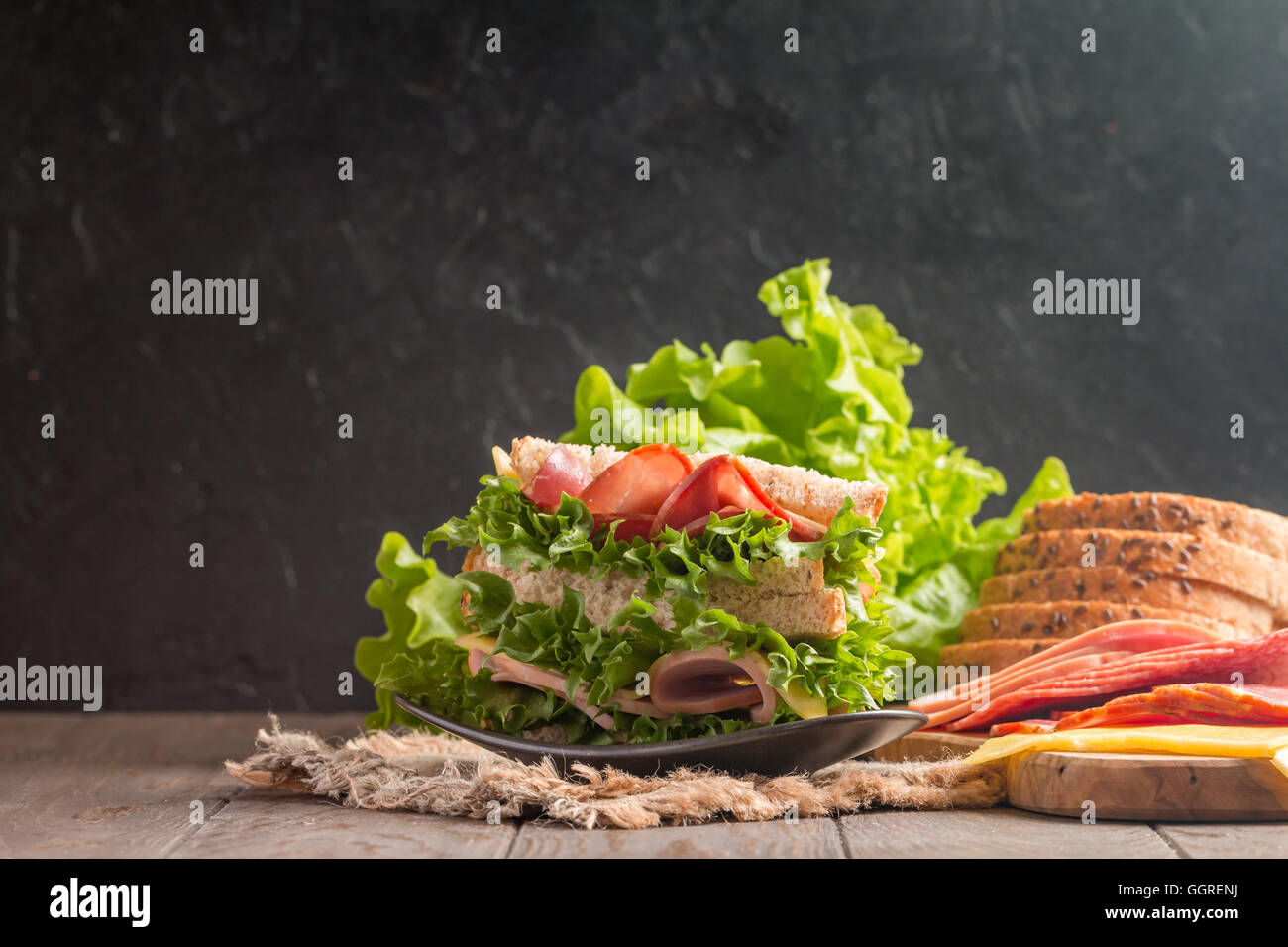 Club sandwich su un tavolo rustico Foto Stock