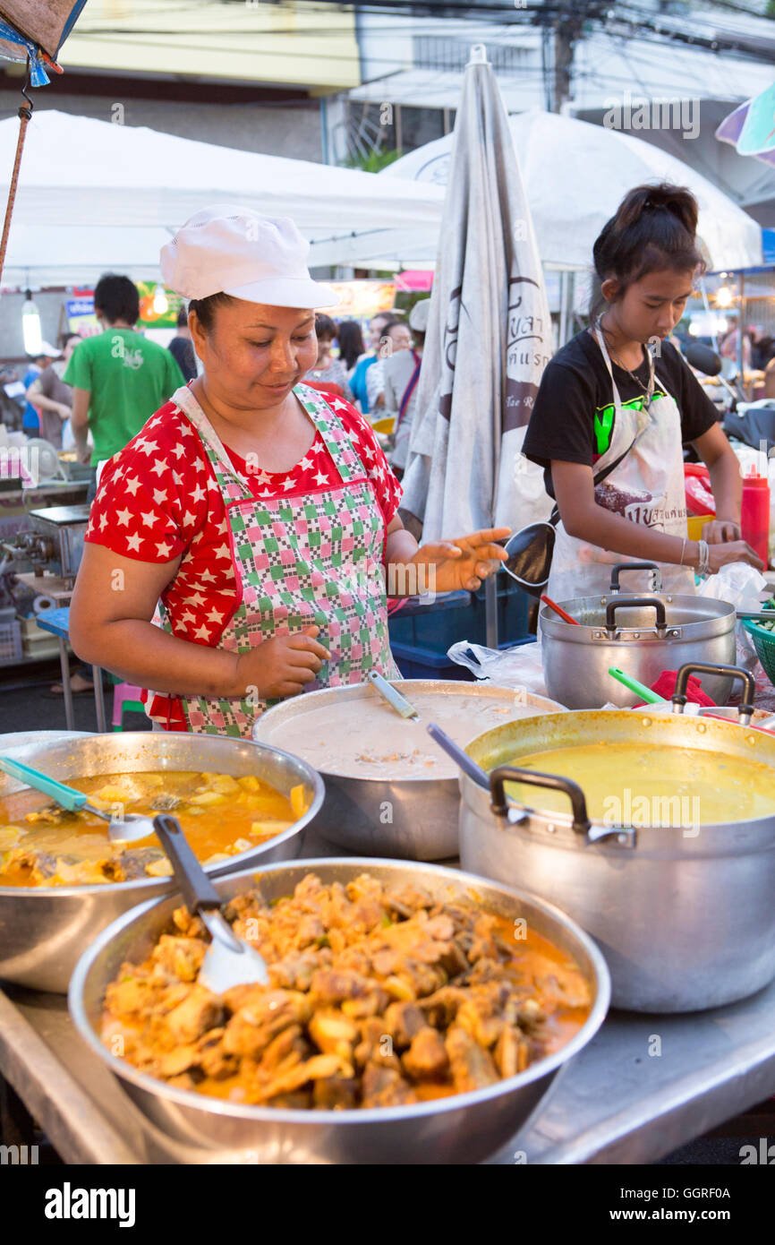 I fornitori di prodotti alimentari in un mercato nel sud della Thailandia Foto Stock