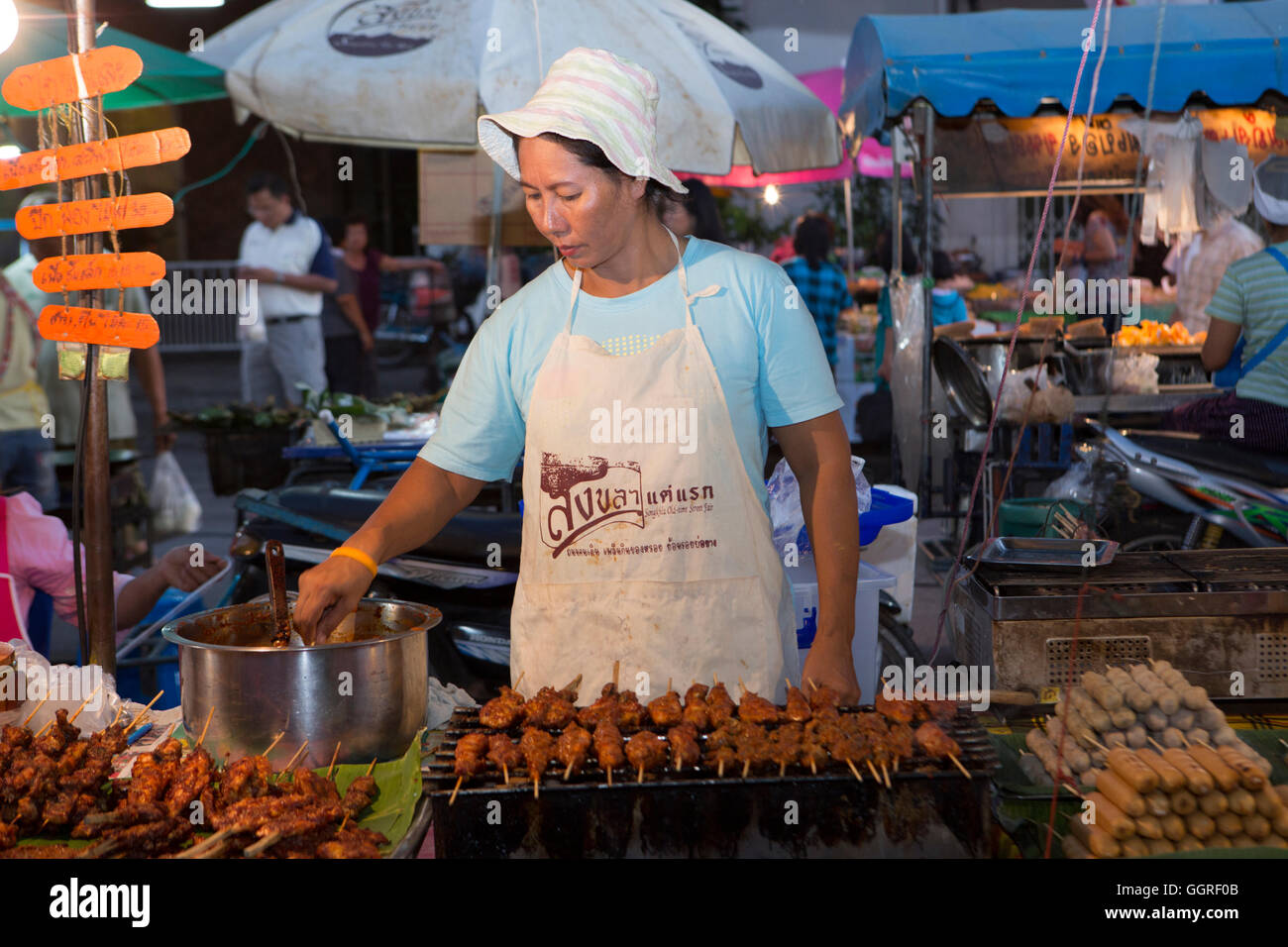 I fornitori di prodotti alimentari in un mercato nel sud della Thailandia Foto Stock