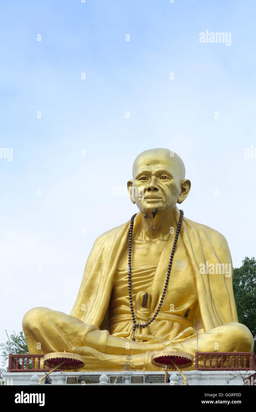 Statua gigante di kruba Siwichai - un monaco buddista e santo di Chiang Mai Foto Stock