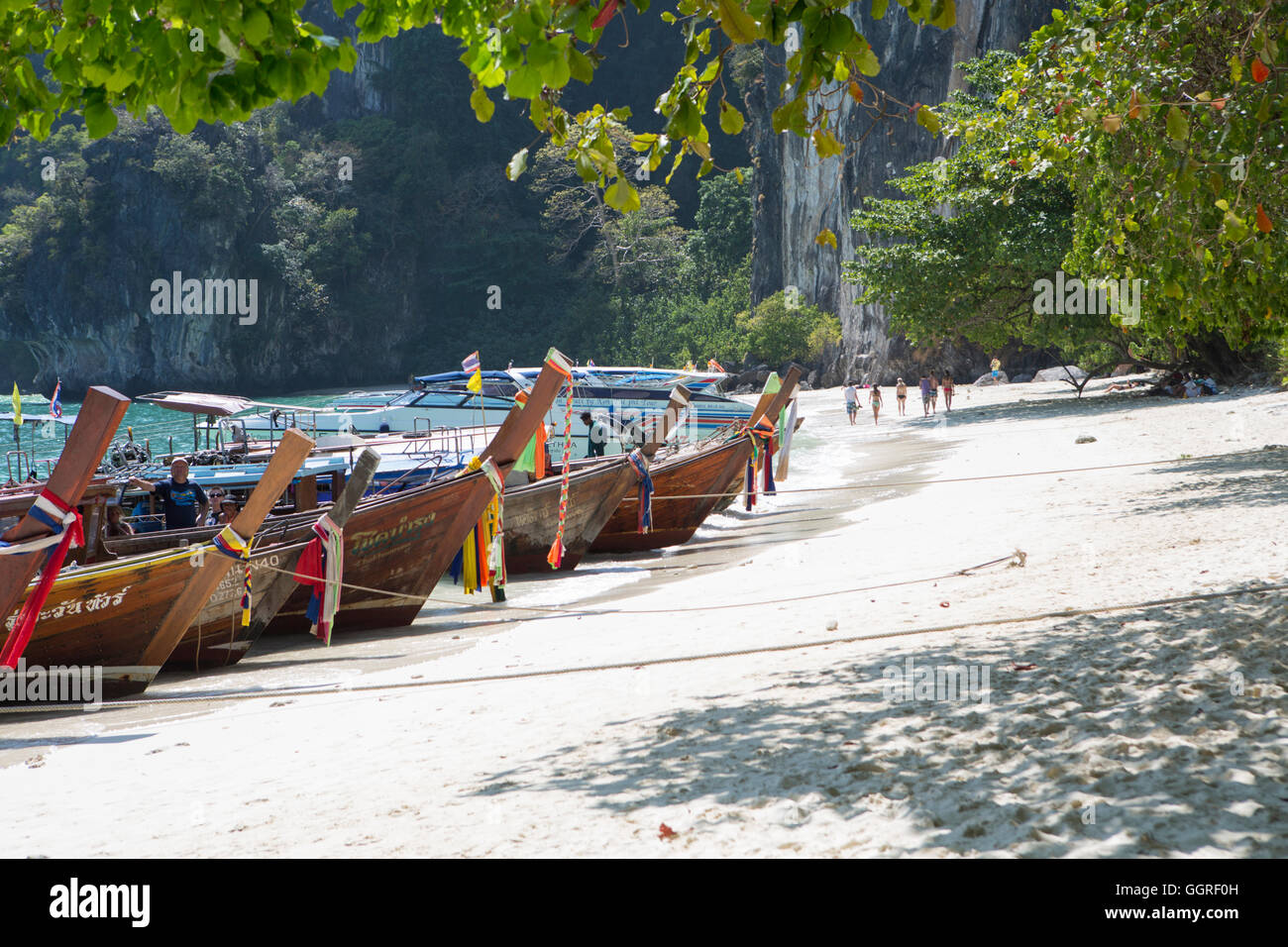 Barche da pesca a Rai Lae / Railay Beach a Krabi Foto Stock