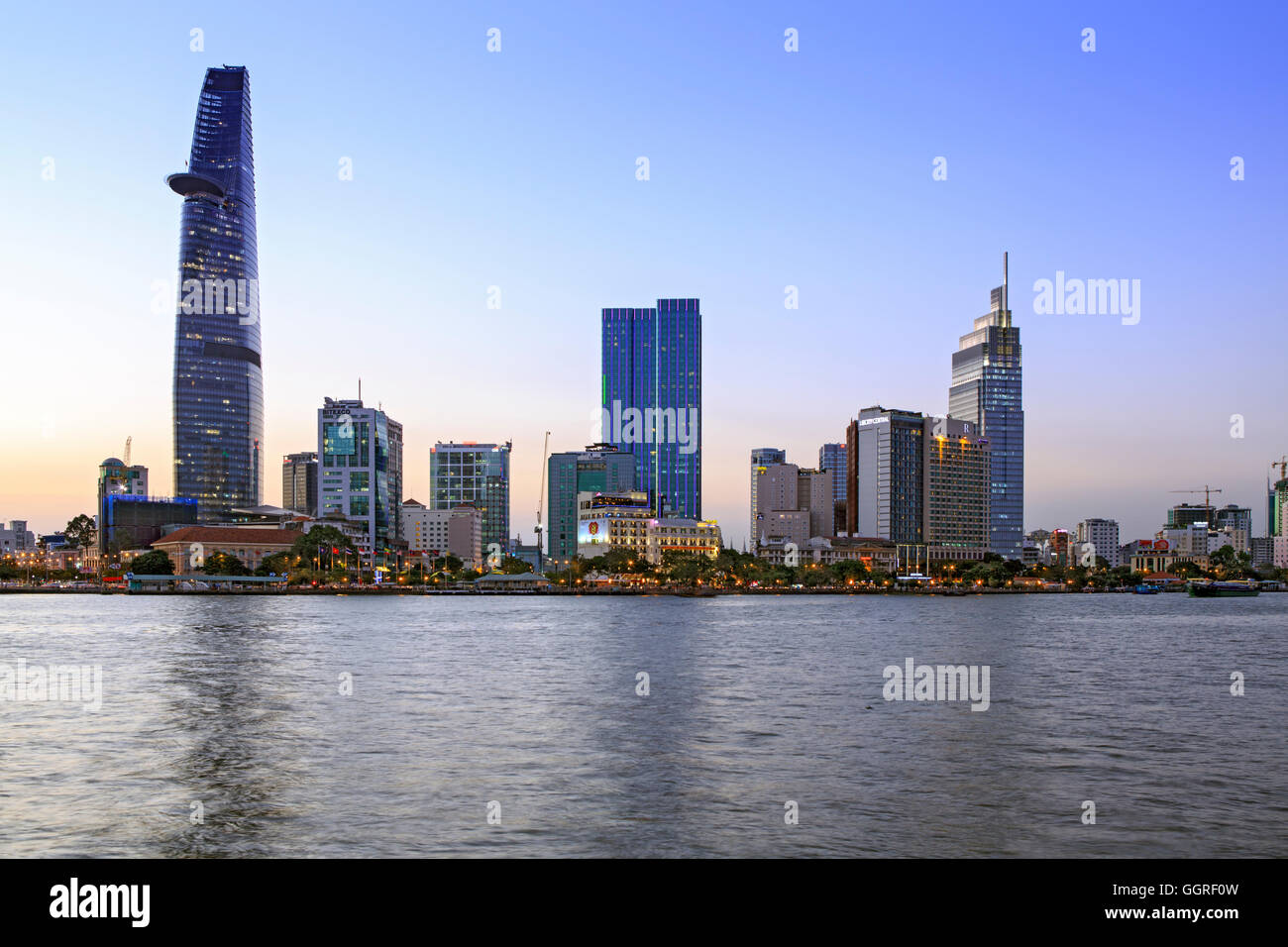 Il centro di Ho Chi Minh City skyline e il fiume Saigon Foto Stock