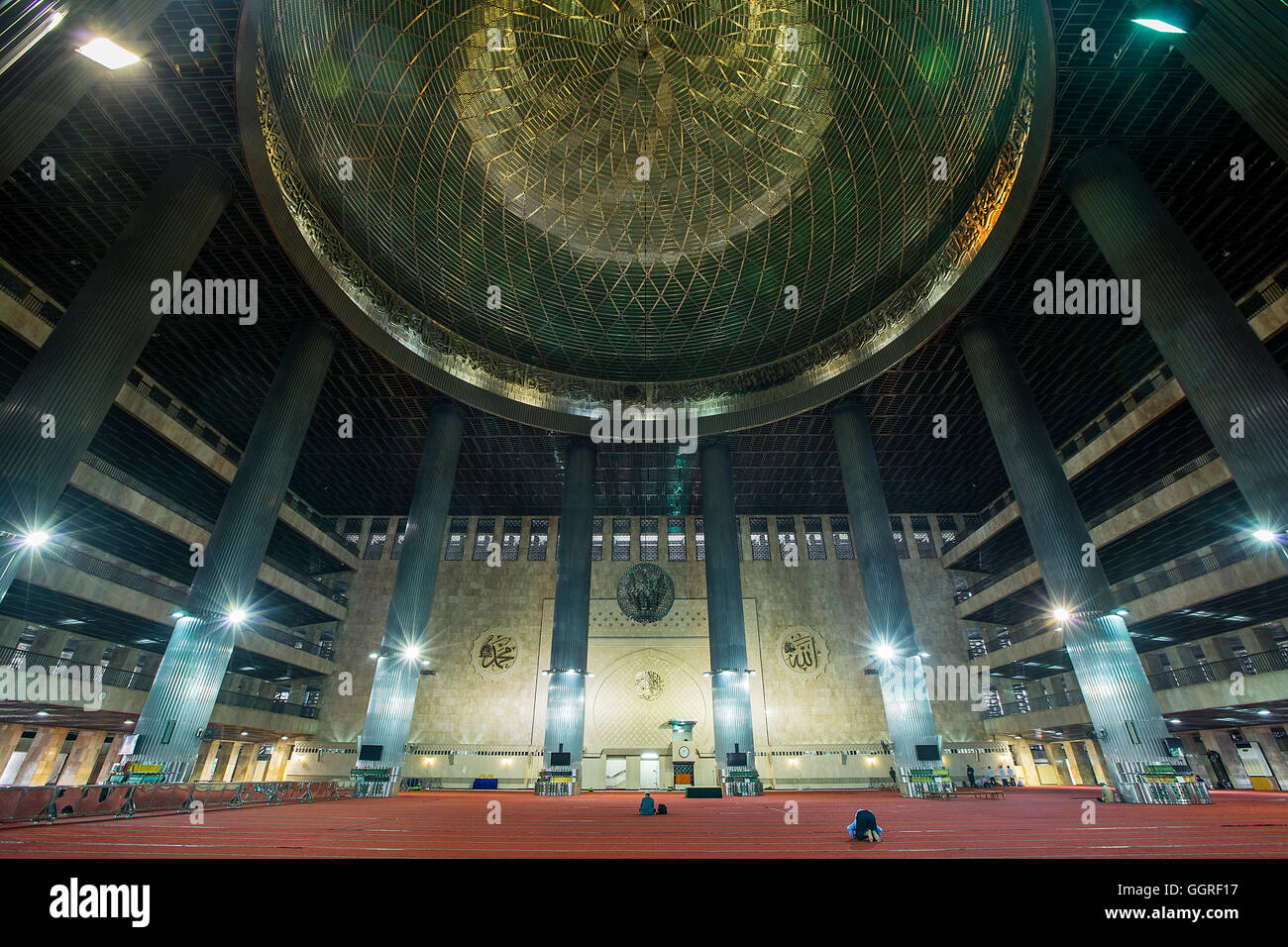 All'interno della Moschea Istiqlal, o Masjid Istiqlal, (Moschea di Indipendenza) a Giacarta, la più grande moschea del Sud Est asiatico, Giacarta, Indonesia Foto Stock