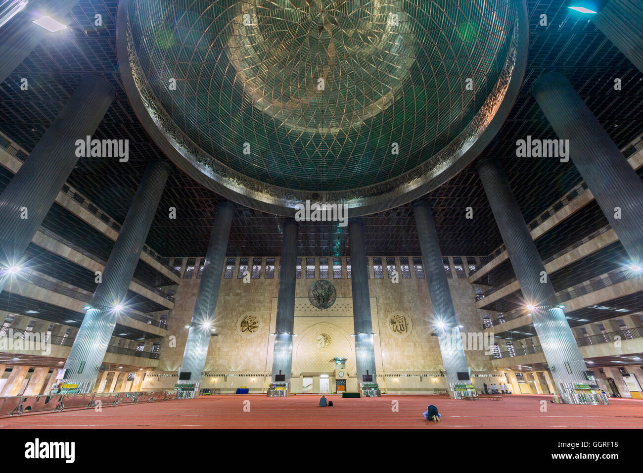 Interno della Moschea Istiqlal o Masjid Istiqlal, (indipendenza Moschea) a Giacarta, la più grande moschea nel Sud Est asiatico Foto Stock