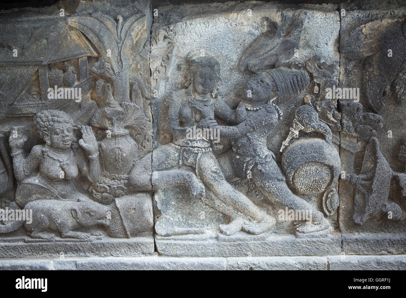Prambanan, dettagli di sculture indù sui lati dei templi Foto Stock