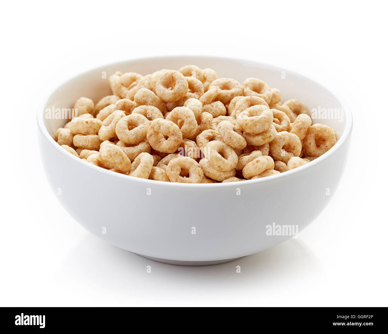 Ciotola di grano intero Cheerios cereale isolati su sfondo bianco Foto Stock