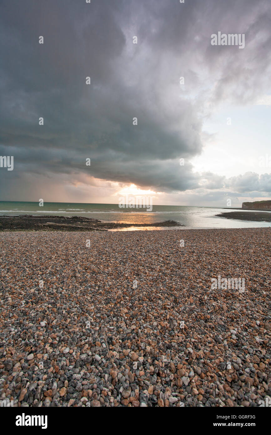 Spiaggia di ghiaia / ghiaia in tempo tempestoso, senza persone, canale inglese, Brighton, Regno Unito Foto Stock