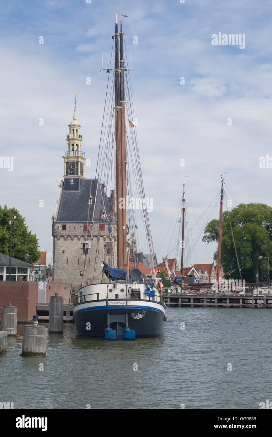 Hoorn Harbour Holland, con una vista di Hoofdtoren Foto Stock