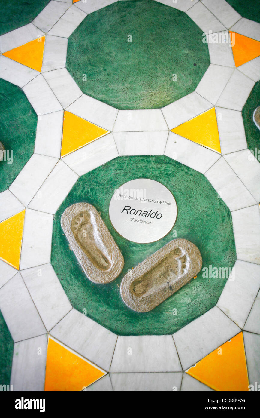 Ronaldo i piedi nel calco in gesso al Maracana stadium, Rio Foto Stock