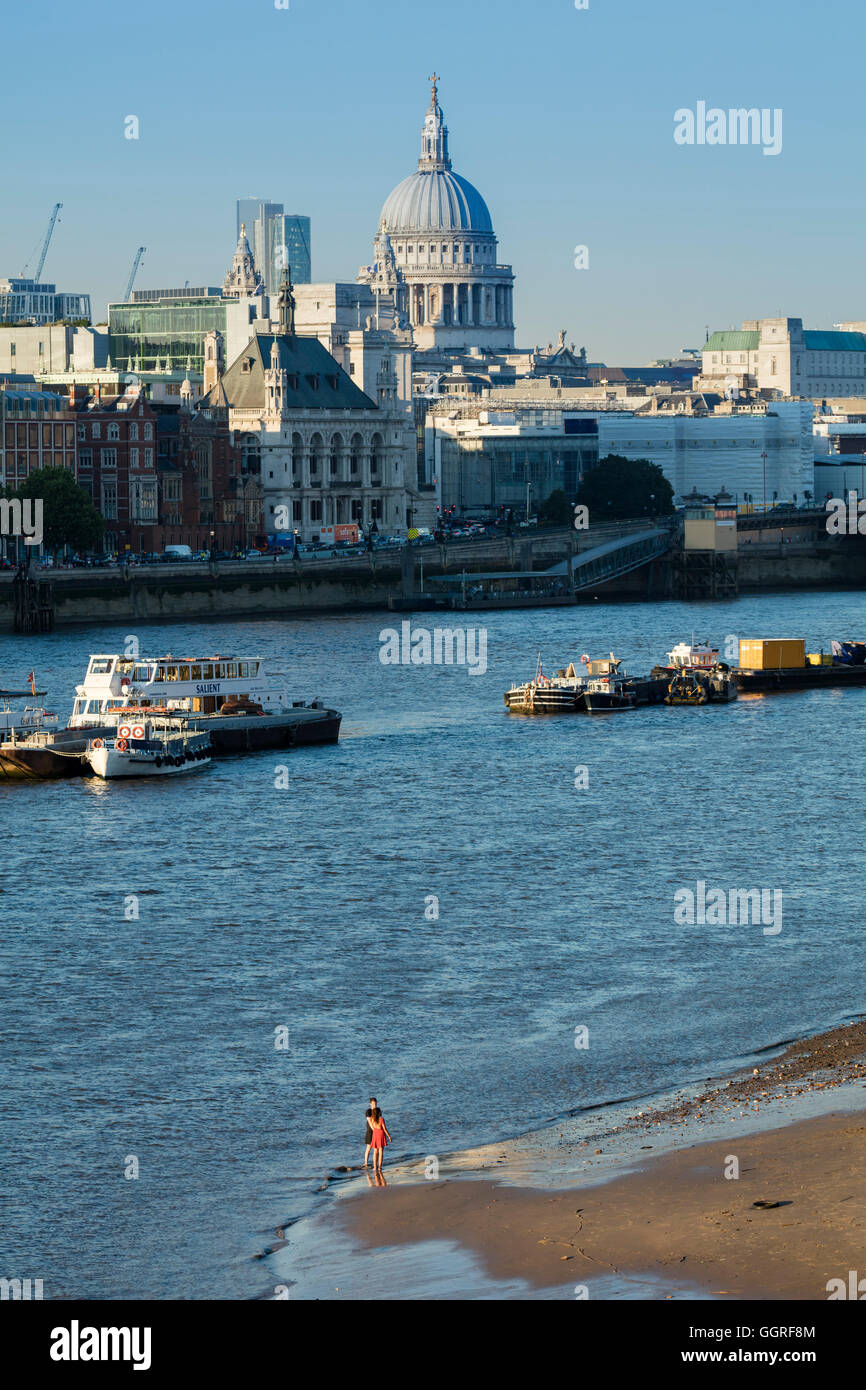 Il fiume Tamigi Beach, il Tamigi e lo skyline di Londra Foto Stock