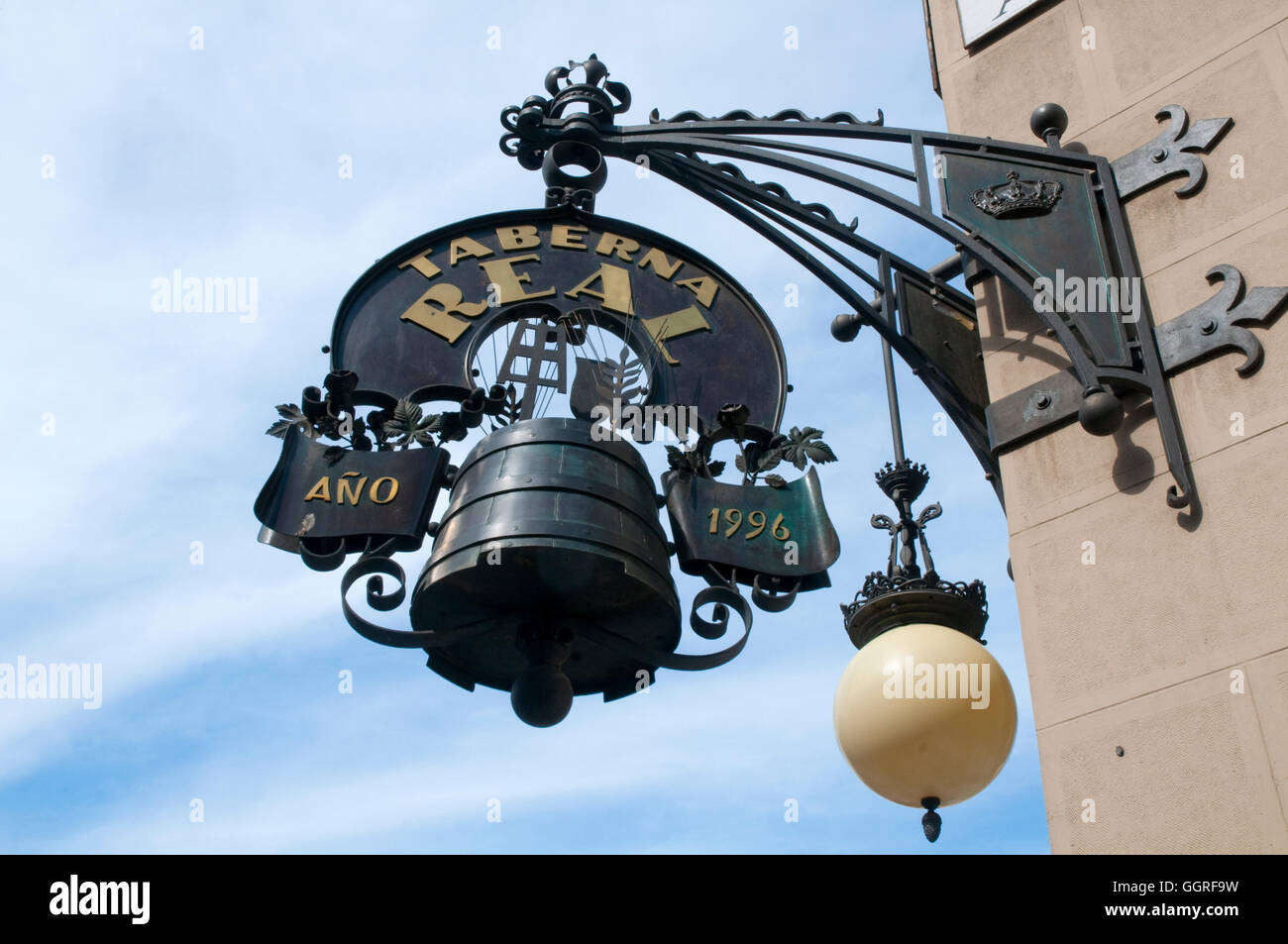 Taberna Real bar. Calle Arenal corner a Isabel II Square, Madrid, Spagna. Foto Stock