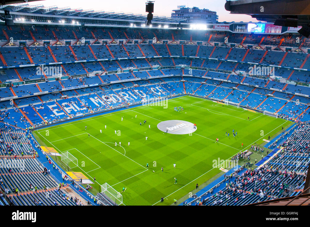 I giocatori in fase di riscaldamento prima della partita. Santiago Bernabeu, Madrid, Spagna. Foto Stock