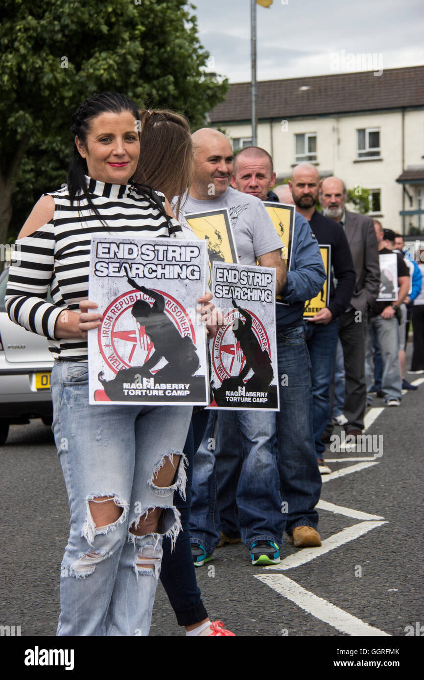 Linea bianca protesta Derry contro il nastro di ricerca. Foto Stock