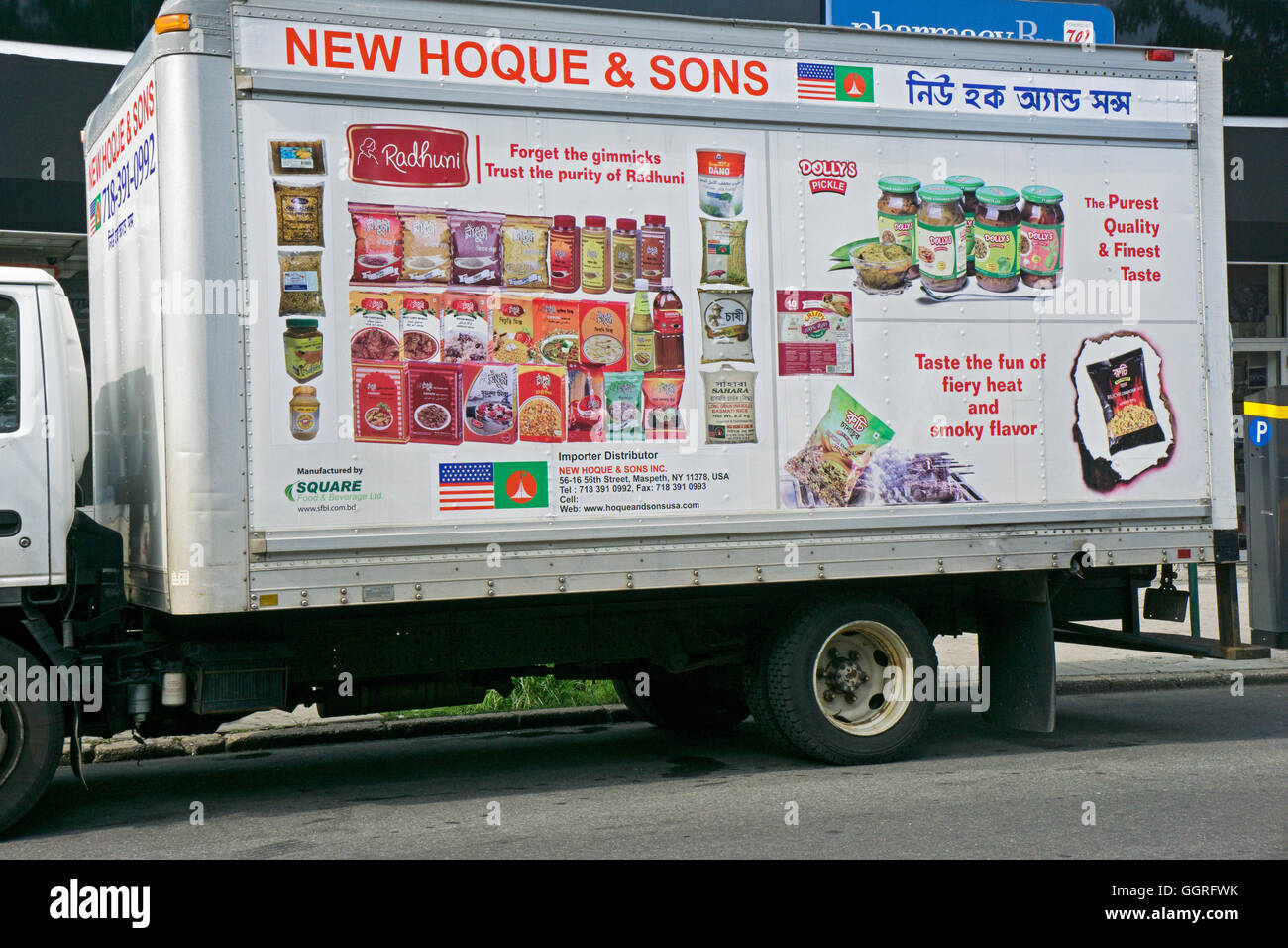Un carrello da nuovo HOQUE & SONS un importatore e distributore di cibi Bangadeshi provenienti da Bangladesh, India e Pakistan. In QUEENS, NY Foto Stock